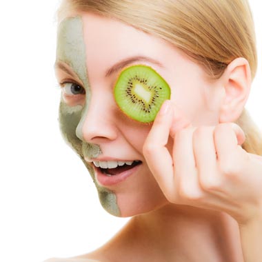 Legyen természetes a fiatalság: 5 alkalmas arcfiatalítás a természet erejével és a Kurland Alpesi maszkjával 