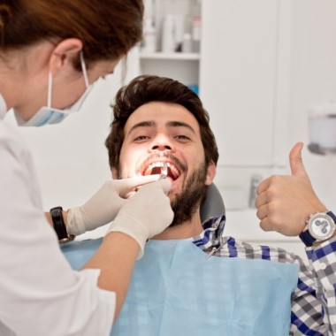 Akár 3 felszínű fényre kötő (kompozit) fogászati tömés vagy töméscsere 