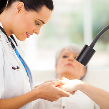 Akne, bőrgomba, tűzfolt, ekcéma vagy pikkelysömör keseríti meg az életed? Általános bőrgyógyászati vizsgálat 