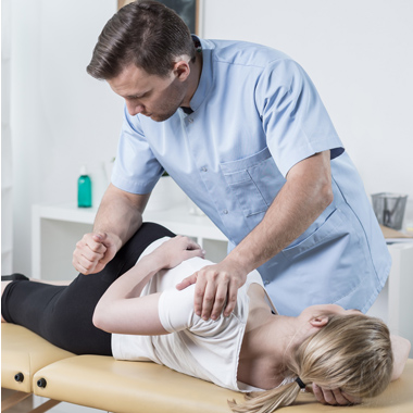 Csontkovácsolás, oszteopátia, kiropraktika fogásai egyben: Integrált Manuálterápia a szabad mozgásért 