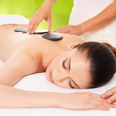 Élvezd ki a nyarat és lazíts! Energetizáló, relaxáló, gyógyító ősi technikák egyetlen érintésben: lávaköves masszázs