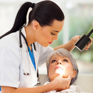 Zavarnak a szemölcsszerű bőrkinövéseid? Fájdalom-és HEGMENTES fibróma-eltávolítás 3 területről