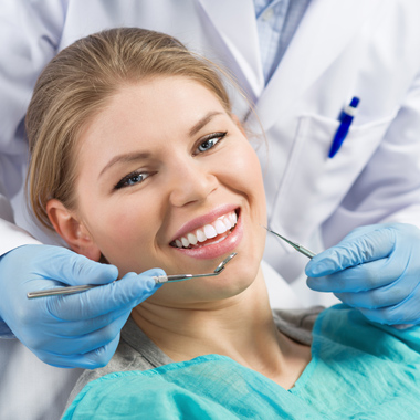 Fehérítő hatású AirFlow kezelés ultrahangos fogkőeltávolítással