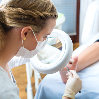 A hőség nem tett jót a lábaidnak? Ápoló gyógypedikűr KÉT HELYSZÍNEN IS 