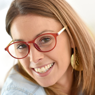 Árcsökkenés! Komplett szemüvegkészítés látásvizsgálattal Varilux Mester Optikától