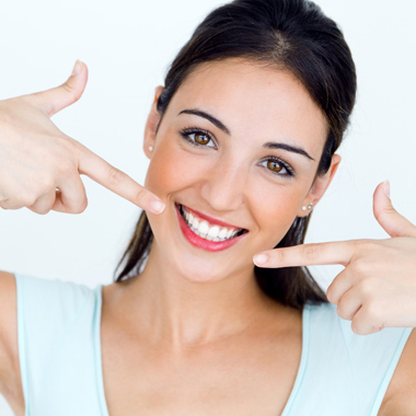 Zománc-kímélő Led lámpás fogfehérítés, fogkő-eltávolítással, 3-5 árnyalattal azonnal fehérebb fogak