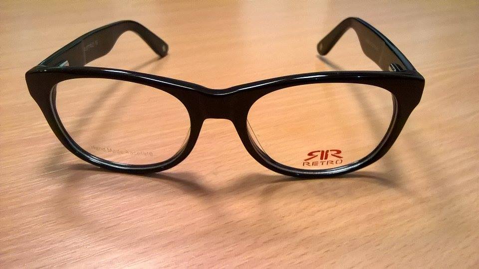 Szemrevaló szemre valók:<br />Szemüvegkészítés + RETRO márkájú keret (~30 féle közül lehet választani) +Szemvizsgálat + Tok + Törlőkendő