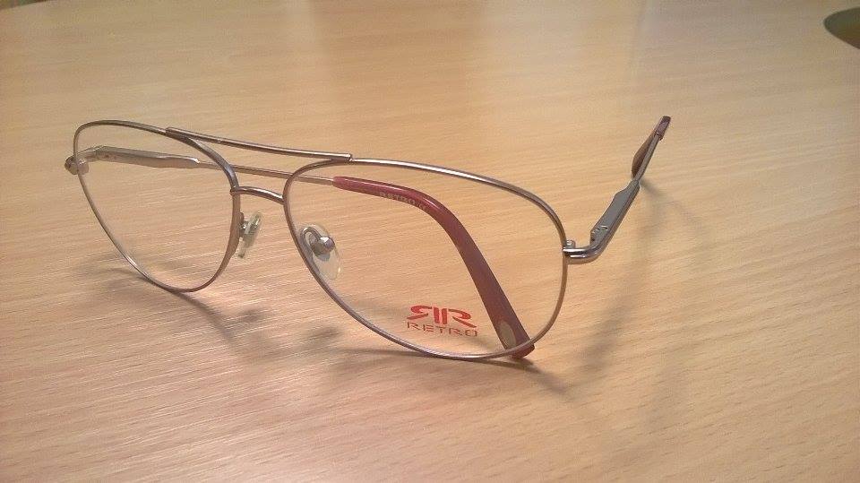 Szemrevaló szemre valók:<br />Szemüvegkészítés + RETRO márkájú keret (~30 féle közül lehet választani) +Szemvizsgálat + Tok + Törlőkendő