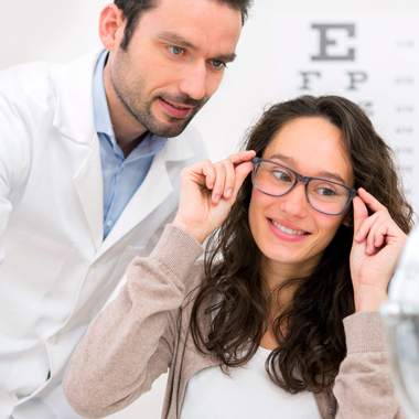 Jól látni, amit nézel, miközben jól nézel ki: Szemüvegkészítés vékonyított, UV szűrős lencsével