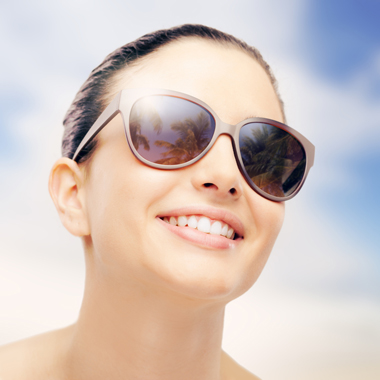 Varilux Mester Optikában készíttetheted el 100 % UV szűrős, dioptriás napszemüvegedet 