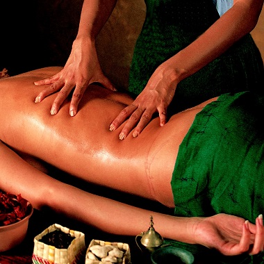 Ayurvédikus olajos teljes testmasszázs, körülbelül másfél órás