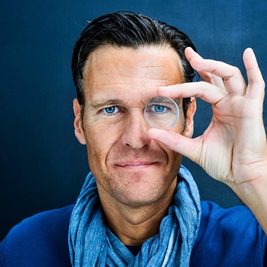 Extra vékonyított Essilor szemüveglencsék (1.74 AS) magas dioptriaértékű szemüveghez előleg