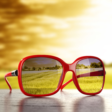 2 az 1-ben fényre sötétedő dioptriás szemüveg komplett elkészítése extrákkal