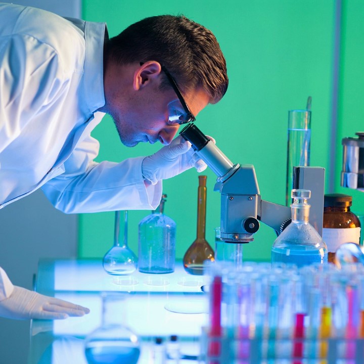 FÉRFIaknál gyakori tumorok szűrése nagy laborral, vizeletvizsgálattal a Benyovszky Központban