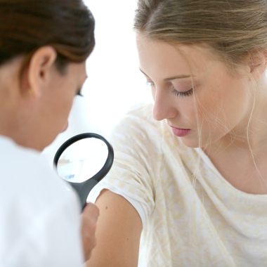 Nyugtalan vagy a szemölcsszerű bőrkinövések miatt? HEGMENTES fibróma-eltávolítás 3 területről