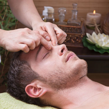 Különlegesség: Személyre szabott kínai masszázs a magyar olimpiai gyorskorcsolya csapat masszőrétől Cheng Liangtól.