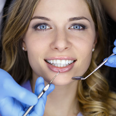 Akár 3 felszínű kompozit fogászati tömés (vagy töméscsere vagy törött fog felépítése)