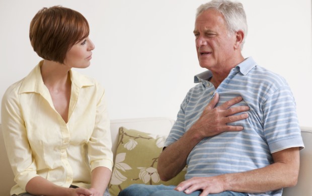 Mellkasi fájdalom - szív eredetű, vagy sem? Mikor érdemes kivizsgáltatni?