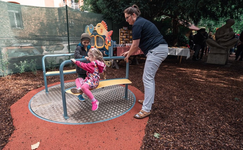 Rendhagyó meseösvényt és integrált élménykertet adtak át a Bethesda Gyermekkórházban