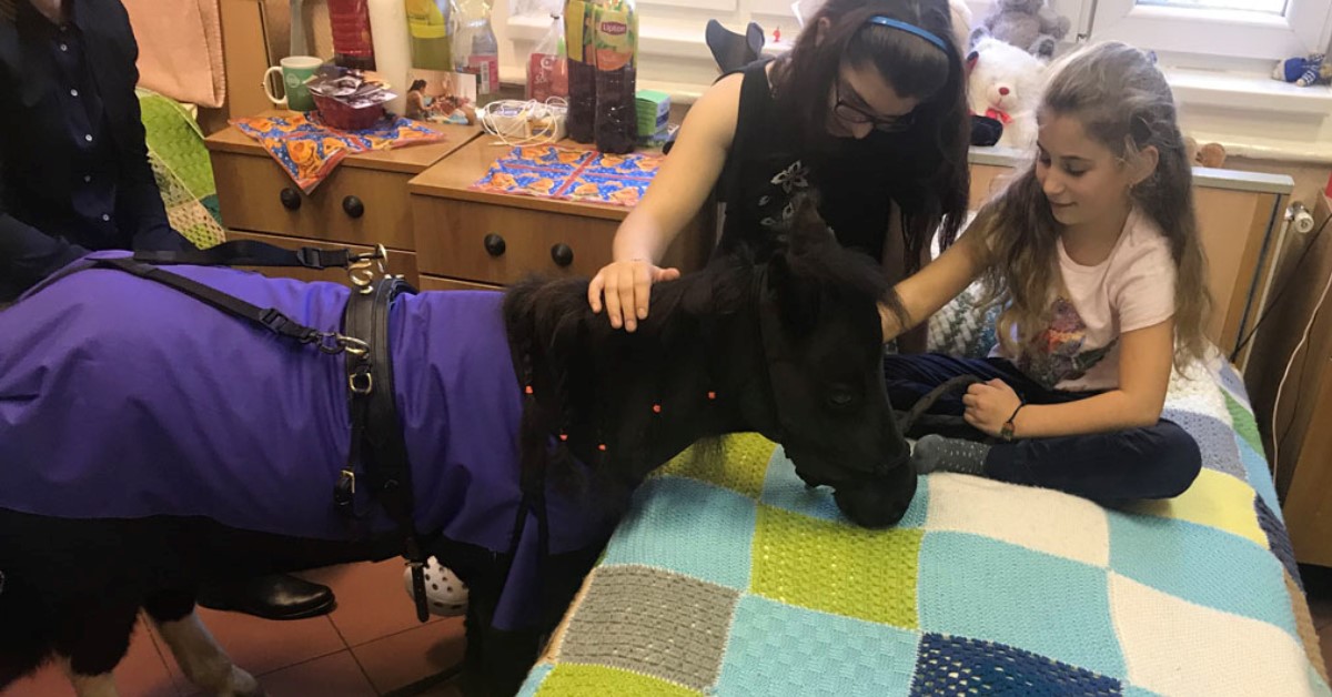 Amerikai miniló a Bethesda Gyermekkórház kórtermeiben